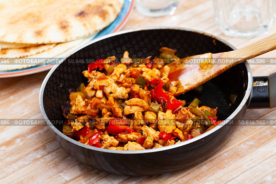 Chicken fajitas with peppers and onion in fry pan with tortillas. Стоковое фото, фотограф Яков Филимонов / Фотобанк Лори