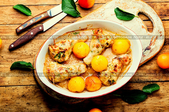 Chicken leg stuffed with mushroom and cherry plum. Baked meat dish with fruit. Chicken drumstick stuffed with plum. Стоковое фото, агентство Ingram Publishing / Фотобанк Лори