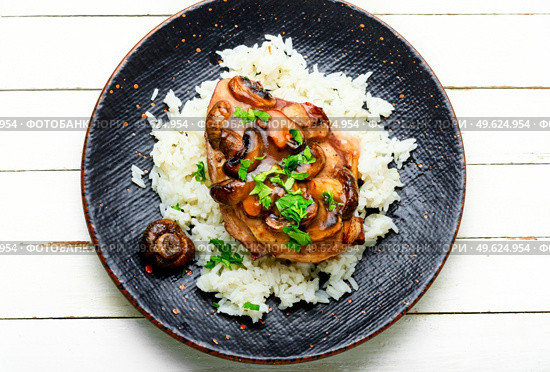 Chicken meat with mushroom sauce on a rice pad. Stewed meat with Italian marsala sauce.. Meat with marsala sauce and white rice. Стоковое фото, агентство Ingram Publishing / Фотобанк Лори