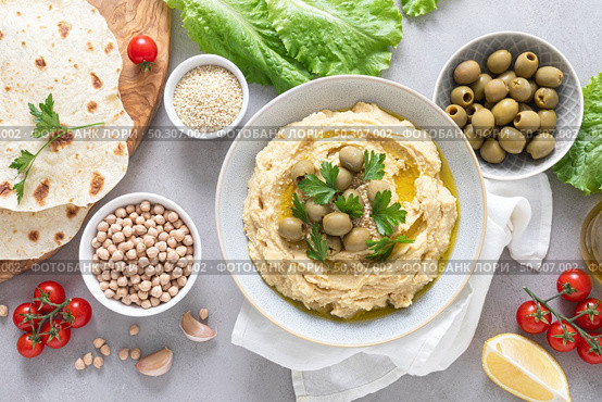 Chickpea hummus with green olives. Стоковое фото, агентство Ingram Publishing / Фотобанк Лори