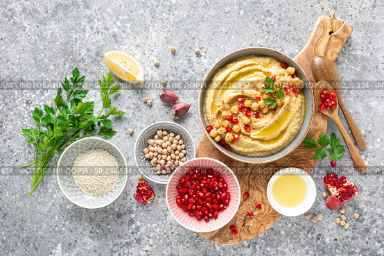 Chickpea hummus with tahini in a bowl. Healthy vegetarian appetizer. Middle Eastern cuisine. Стоковое фото, агентство Ingram Publishing / Фотобанк Лори