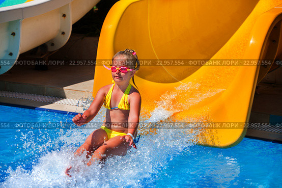 Child on water slide in aquapark. Стоковое фото, фотограф Gennadiy Poznyakov / Фотобанк Лори