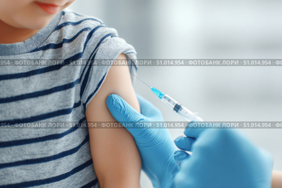 Child receiving a vaccination. Little boy in face mask in doctor's office is vaccinated. Kid giving injection shot. Syringe with covid-19, coronavirus, flu vaccine. Dangerous infectious disease, MPOX. Стоковое AI-изображение, AI-художник Марина Демидюк / Фотобанк Лори