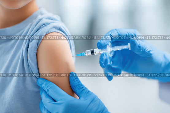 Child receiving a vaccination. Little boy in face mask in doctor's office is vaccinated. Kid giving injection shot. Syringe with covid-19, coronavirus, flu vaccine. Dangerous infectious disease, MPOX. Стоковое AI-изображение, AI-художник Марина Демидюк / Фотобанк Лори