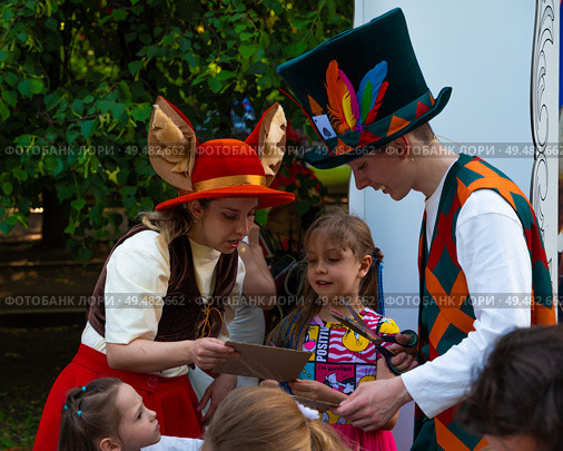 Children Engaging with Costumed Performers Outdoors. Редакционное фото, фотограф Галина Эмберг / Фотобанк Лори