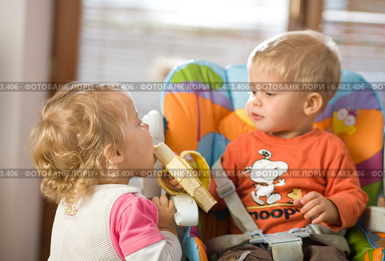 Children having a meal. Стоковое фото, агентство BE&W Photo / Фотобанк Лори