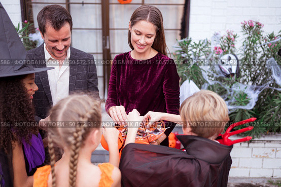 Children in ghost costumes are having fun trick-or-treating on Halloween. Стоковое фото, агентство Ingram Publishing / Фотобанк Лори