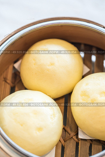Chinese dim sum yolk lava Bun - Steamed Chinese groumet cuisine. Стоковое фото, агентство Ingram Publishing / Фотобанк Лори