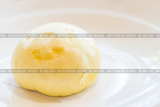 Chinese dim sum yolk lava Bun - Steamed Chinese groumet cuisine. Стоковое фото, агентство Ingram Publishing / Фотобанк Лори