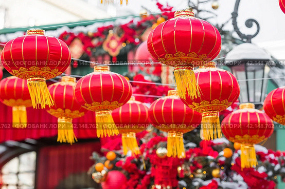 Chinese red Christmas lanterns on Tverskaya Street in Moscow. Close-up. The first ever meeting of the Chinese New Year 2024 in Moscow. Стоковое фото, фотограф Photojuli / Фотобанк Лори