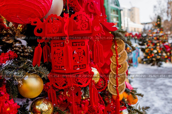 Chinese red Christmas lanterns on Tverskaya Street in Moscow. Close-up. The first ever meeting of the Chinese New Year 2024 in Moscow. Стоковое фото, фотограф Photojuli / Фотобанк Лори