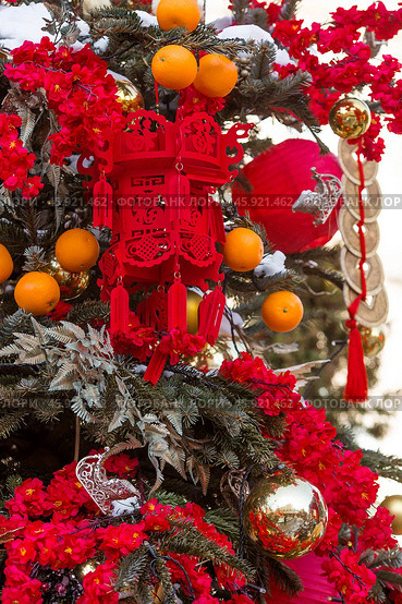 Chinese red Christmas lanterns on Tverskaya Street in Moscow. Close-up. The first ever meeting of the Chinese New Year 2024 in Moscow. Стоковое фото, фотограф Photojuli / Фотобанк Лори
