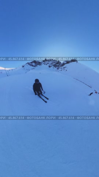 Чистый адреналин! Насладитесь этим захватывающим видео, на котором лыжник спускается по заснеженному склону в окружении величественных горных вершин. Стоковое видео, видеограф Ярославский Максим / Фотобанк Лори