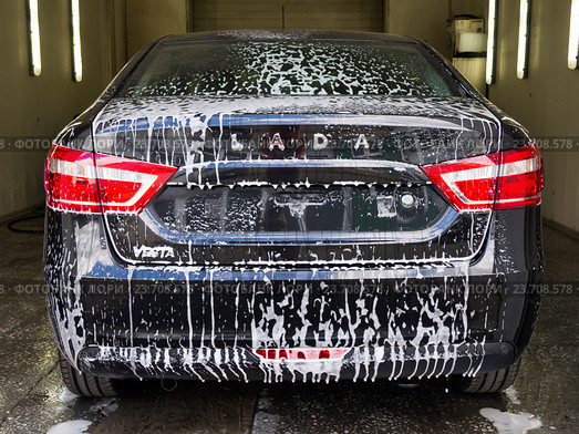 Чистый автомобиль Lada Vesta  на автомойке автосалона (2016 год). Редакционное фото, фотограф Вячеслав Палес / Фотобанк Лори