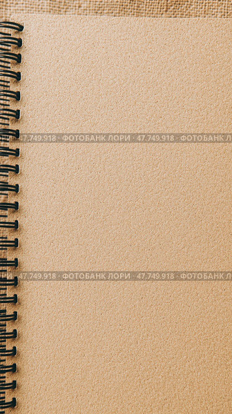 Чистый фактурный блокнот на спирали для творческих проектов и ведения дневника. Стоковое AI-изображение, AI-художник ФотоИнтеллект / Фотобанк Лори