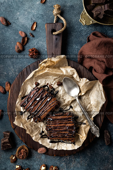 Chocolate brownie cake, dessert with nuts on dark background, directly above, flat lay. Стоковое фото, агентство Ingram Publishing / Фотобанк Лори