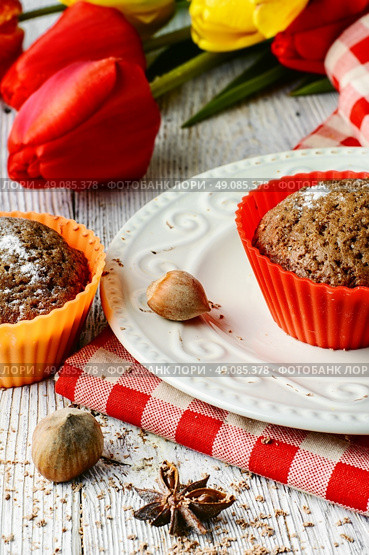 Chocolate cake with hazelnuts. muffin tins and bouquet of fresh cut tulips. Стоковое фото, агентство Ingram Publishing / Фотобанк Лори