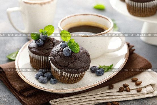 Chocolate muffins with fresh blueberry and cofee cup for breakfast. Стоковое фото, агентство Ingram Publishing / Фотобанк Лори