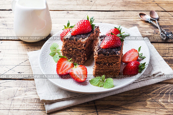 Chocolate truffle cake with strawberries and mint. Wooden table. Стоковое фото, фотограф Глущенко Елена / Фотобанк Лори