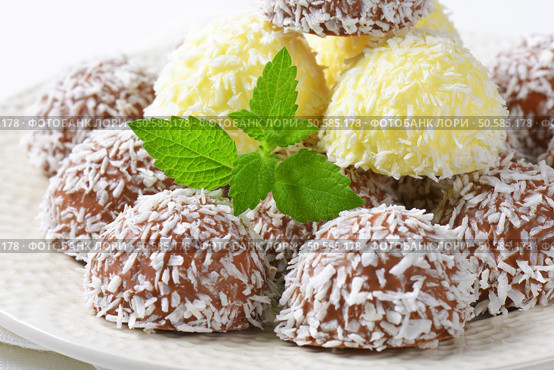 Chocolate truffles rolled in coconut flakes. Стоковое фото, агентство Ingram Publishing / Фотобанк Лори
