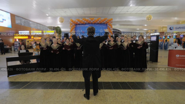 Choir performing at Sheremetyevo Airport on Day of Passenger (2017 год). Редакционное видео, видеограф Данил Руденко / Фотобанк Лори