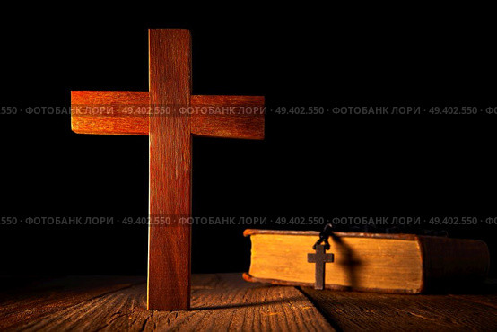 Christian wood cross on black wooden made with Bible and rosary beads. Стоковое фото, агентство Ingram Publishing / Фотобанк Лори