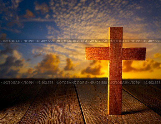 Christian wood cross on sunset sky wooden made. Стоковое фото, агентство Ingram Publishing / Фотобанк Лори