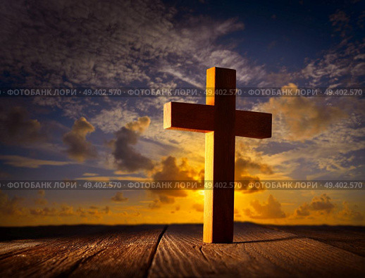 Christian wood cross on sunset sky wooden made. Стоковое фото, агентство Ingram Publishing / Фотобанк Лори