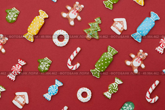 Christmas background. Christmas Gingerbread Cookies on a red background.. Christmas Gingerbread Cookies. Стоковое фото, агентство Ingram Publishing / Фотобанк Лори