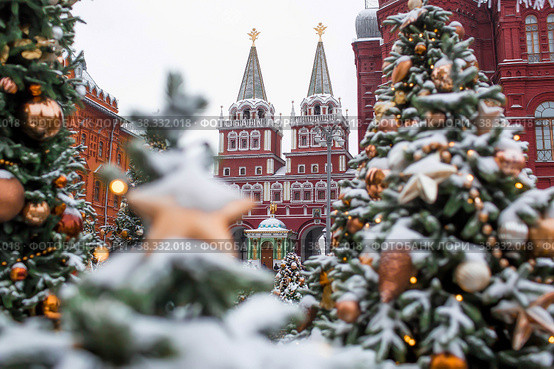 Christmas decoration of the streets. Beautiful festive landscapes in the city. Decorated Christmas trees. New Year's Winter holidays 2023 (2018 год). Стоковое фото, фотограф Photojuli / Фотобанк Лори