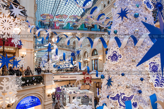Christmas decoration of the streets. Beautiful festive landscapes in the city. GUM. The central store on Red Square. Decoration in the style of Gzhel. Moscow, December 2023. Редакционное фото, фотограф Photojuli / Фотобанк Лори