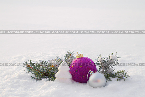 Christmas decorations and fir branches in fluffy snow. Copy space. Стоковое фото, фотограф Ирина Толокновская / Фотобанк Лори