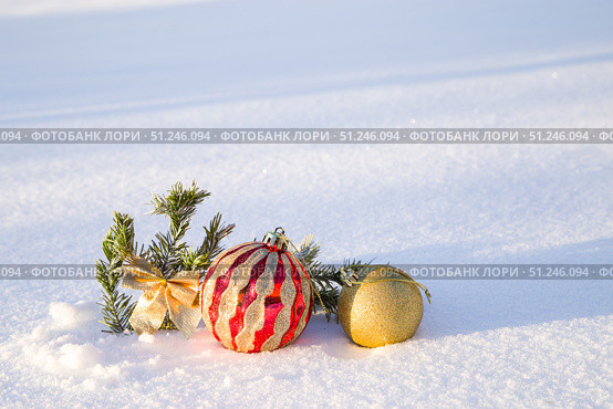 Christmas decorations and fir branches in fluffy snow. Copy space. Стоковое фото, фотограф Ирина Толокновская / Фотобанк Лори