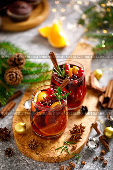Christmas mulled wine. Traditional Xmas festive drink with decorations and fir tree. Стоковое фото, агентство Ingram Publishing / Фотобанк Лори