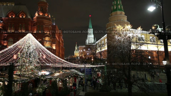 Christmas (New Year holidays) decoration in Moscow (at night), Russia-- Manege Square near the Kremlin (2019 год). Редакционное видео, видеограф Владимир Журавлев / Фотобанк Лори
