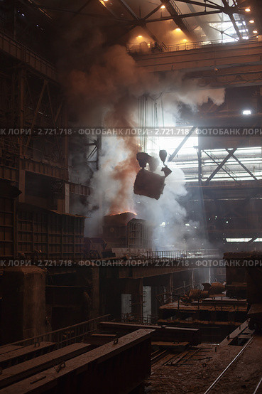Чугунолитейные ковши в конвертерном цехе завода. Стоковое фото, фотограф Кекяляйнен Андрей / Фотобанк Лори