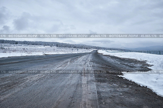 Чуйский тракт на Семинском перевале на Алтае под снегом / Seminsky mountain pass on Chuya highway Altai road under the snow. Стоковое фото, фотограф Сергей Пристяжнюк (Serg Zastavkin) / Фотобанк Лори