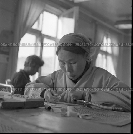 Chukotka, Uelen, bone carving workshop. Редакционное фото, фотограф Варфоломей Тетерин / Фотобанк Лори
