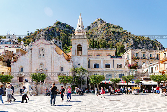 Church Chiesa di San Giuseppe in Square Piazza IX Aprile, Taormina in sunny day (2019 год). Редакционное фото, фотограф Ирина Мойсеева / Фотобанк Лори