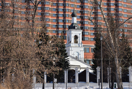 Church of St. Nicholas in Golutvin from side of Crimean embankment, Moscow, Russia (2021 год). Редакционное фото, фотограф Алексей Антипов / Фотобанк Лори