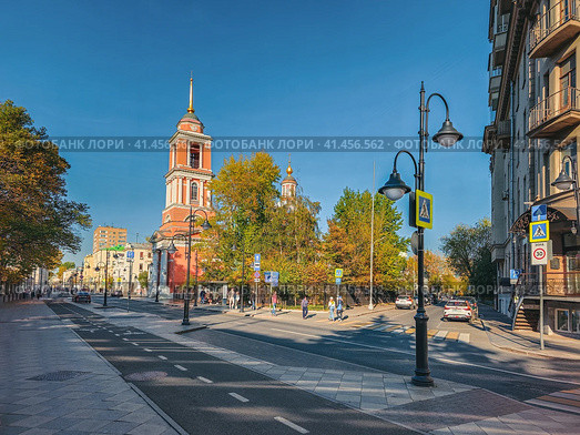 Church of the Holy Trinity in Vishnyaki. Pyatnitskaya Street, sunny autumn in Moscow. (2023 год). Редакционное фото, фотограф Саблин Станислав / Фотобанк Лори