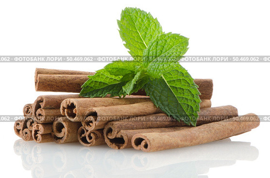 Cinnamon sticks on white reflective background. Стоковое фото, агентство Ingram Publishing / Фотобанк Лори