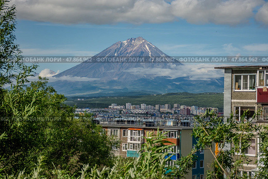 City with a volcano in the background. Стоковое фото, фотограф Олег Спиридонов / Фотобанк Лори