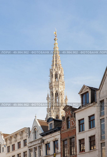 Cityscape of Brussels at sunset. Brussels is the capital of Belgium and the administrative capital of the EU.. spire of the City hall in Brussels. Стоковое фото, агентство Ingram Publishing / Фотобанк Лори