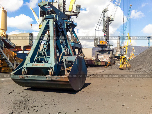Clamshell bucket in the cargo port. Bucket for loading coal. Стоковое фото, фотограф Леонид Еремейчук / Фотобанк Лори
