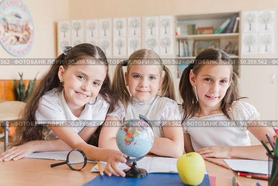 classmates sitting desk. Стоковое фото, агентство Ingram Publishing / Фотобанк Лори