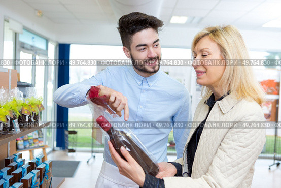 client holding a bottle-shaped chocolate. Стоковое фото, агентство Ingram Publishing / Фотобанк Лори