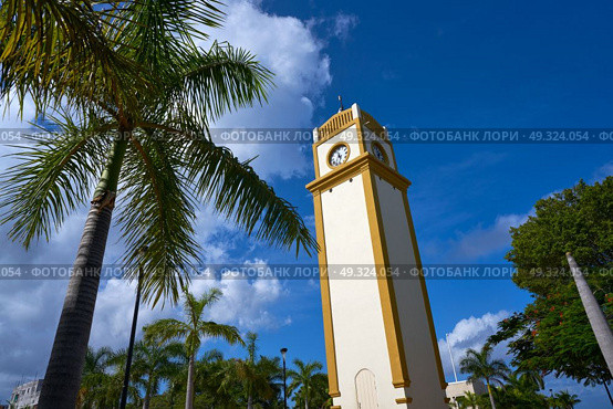 Clock tower on Plaza Punta Langosta in Cozumel Island of Mexico. Стоковое фото, агентство Ingram Publishing / Фотобанк Лори