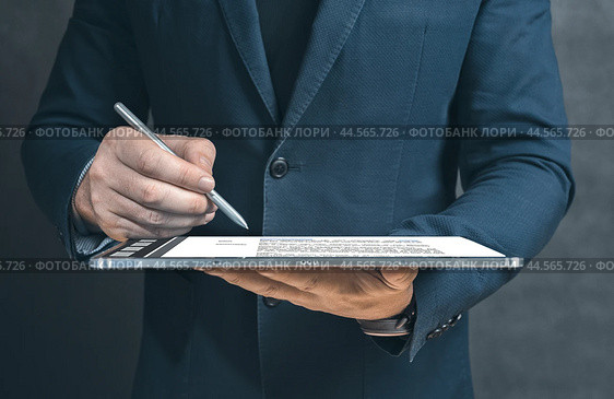 Close up businessman hand hold tablet pc and electronic Signature. Write business agreement of contract. Man signing contract on digital tablet. Business and technology concept. Стоковое фото, фотограф Павел Муравьев / Фотобанк Лори