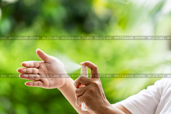 close-up cleaning hand using alocohol spray Hand sanitazer from bottle spraying, disinfection for safety prevent and protect from infection of virus and germ Covid-19 coronavirus world pandemic. Стоковое фото, агентство Ingram Publishing / Фотобанк Лори